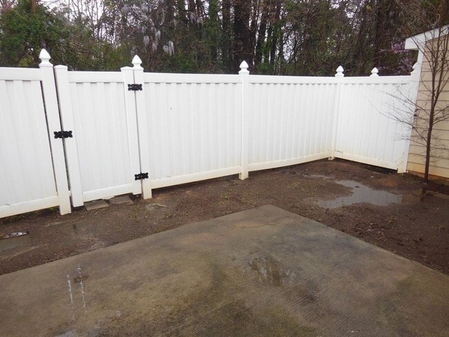 Building Photo - 2 Bedroom 2 Bath Townouse