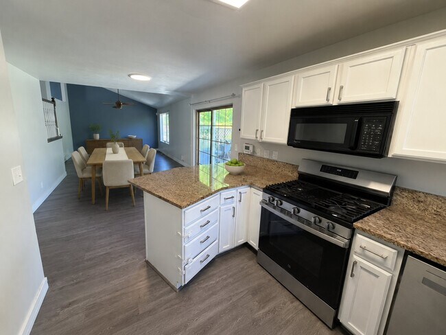Building Photo - 704 Country Club Dr