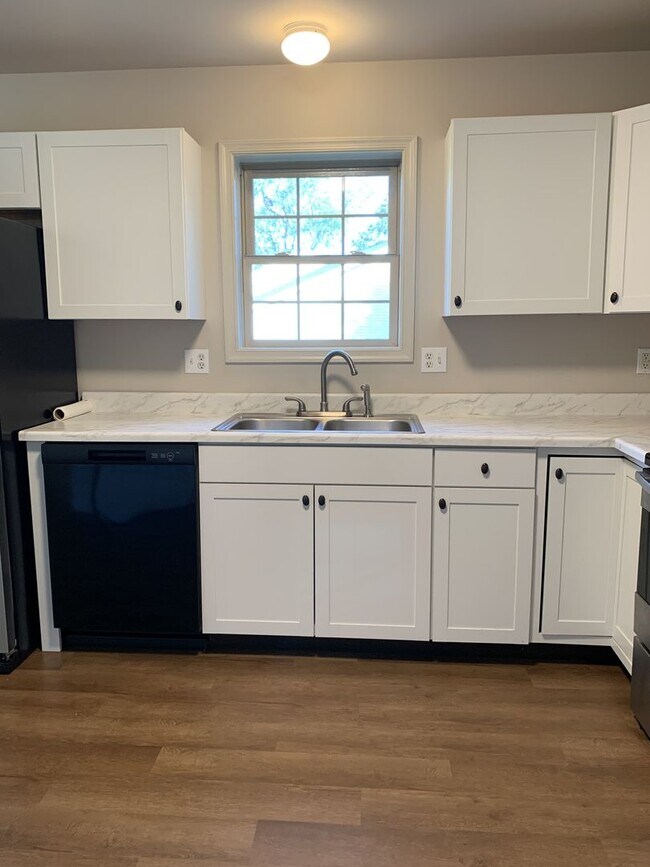 Building Photo - Make This Beautiful 3-Bedroom Townhouse Yo...