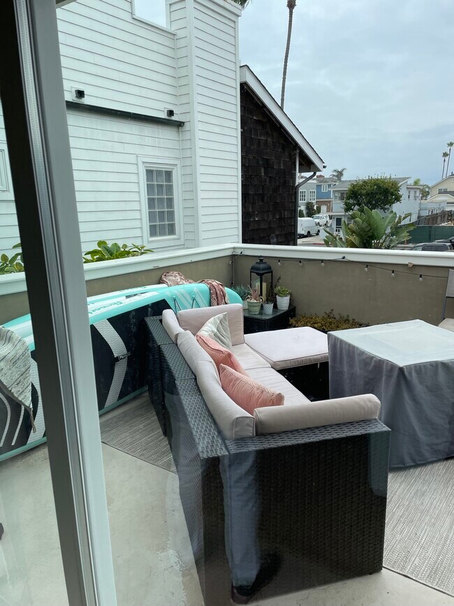 Building Photo - 1108 W Balboa Blvd