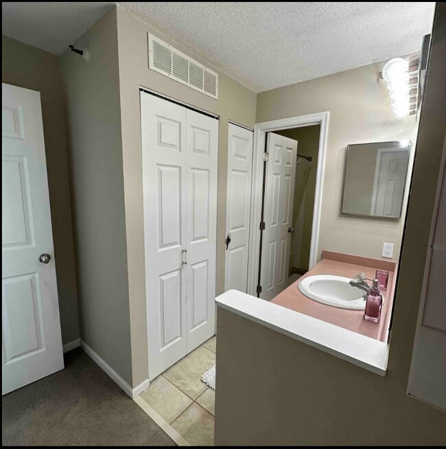 Building Photo - 7614 York Ave S