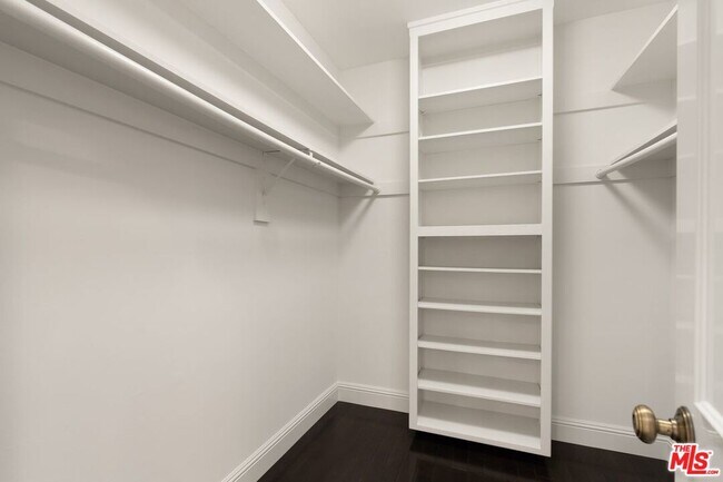 Building Photo - 519 N Rexford Dr