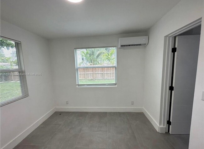 Building Photo - 2529 NE 181st St