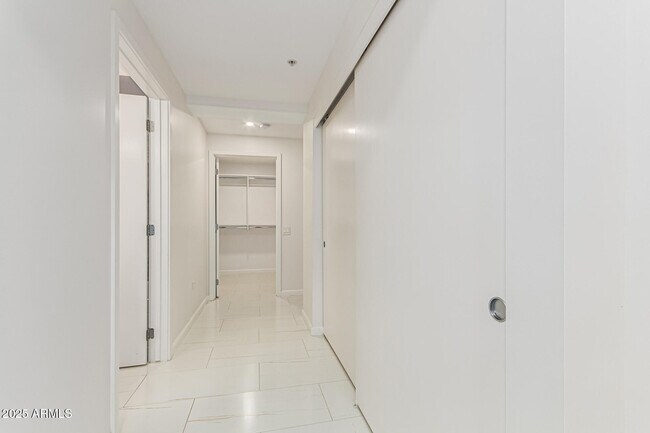 Building Photo - 7121 E Rancho Vista Dr