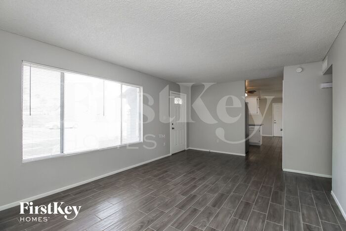 Building Photo - 5909 S Palm Dr