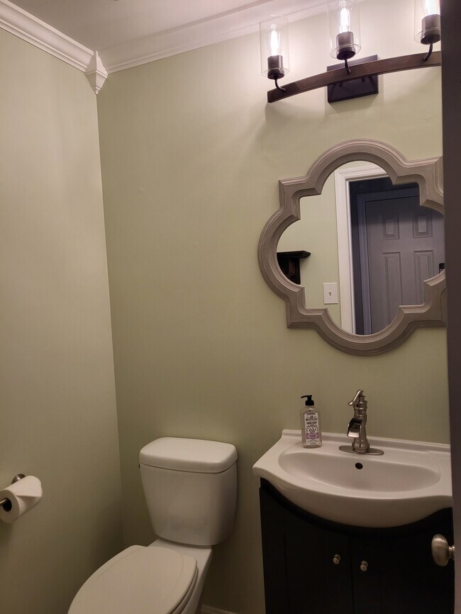 Building Photo - 104 Windsor Ct