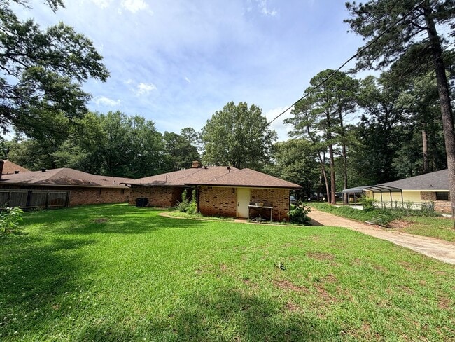 Building Photo - Just minutes to I-49 and I-220...