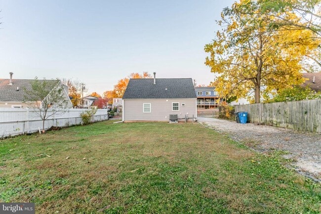 Building Photo - 121 Cabbel Dr