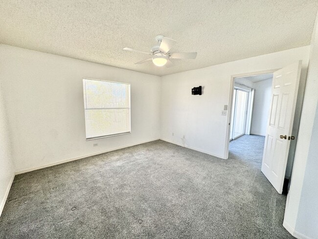 Building Photo - ** NEWCASTLE ** BERKSHIRE LAKES ** 3 BED /...