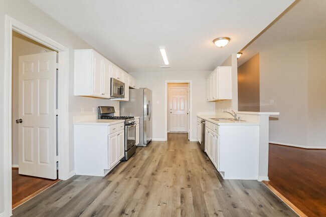 Building Photo - 7122 Woodland Oaks