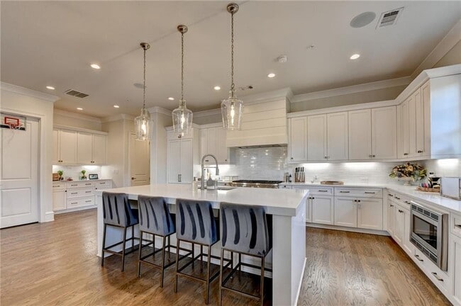 Building Photo - 120 Grand Cres