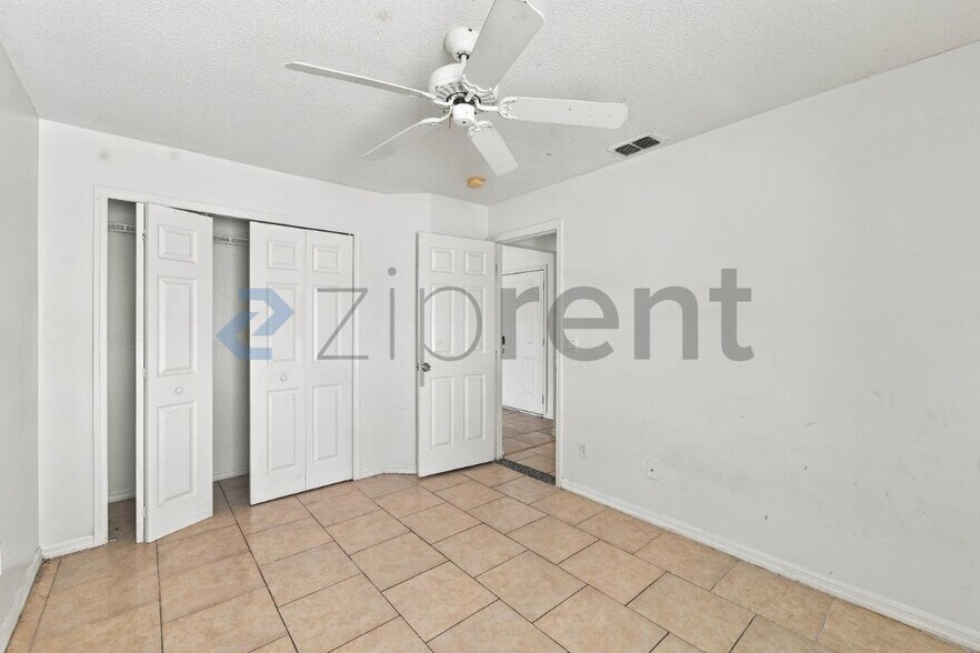 Building Photo - Unit