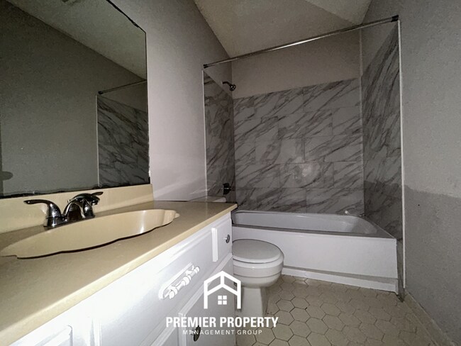 Building Photo - Stunning 3BR/2BA in Southeast Memphis | Vaulted Ceilings & Floor-to-Ceiling Fireplace