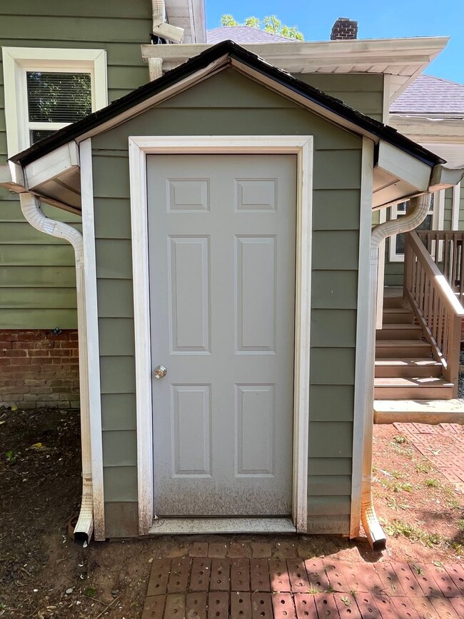 Building Photo - Newly Renovated 2 Bedroom Bungalow!!!