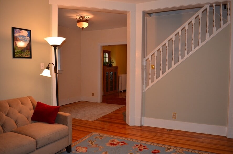 Building Photo - 1352 elizabeth street