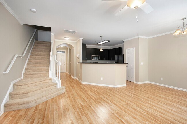 Building Photo - Gorgeous 2 Bedroom Townhome In Great West ...