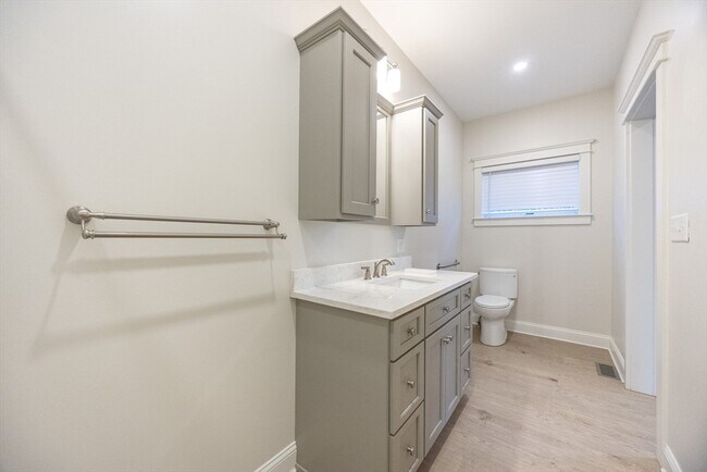 Building Photo - 15 Warren St