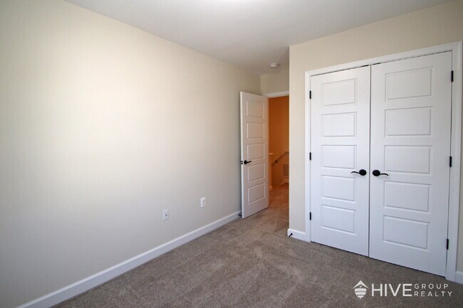 Building Photo - Beautiful End-Unit Townhouse with Pond Vie...