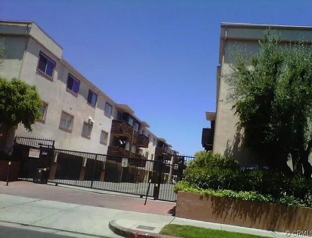 Building Photo - "Chic 2-Bed, 2-Bath Retreat in Prime Encino Location – 901 Sq Ft of Modern Comfort!"
