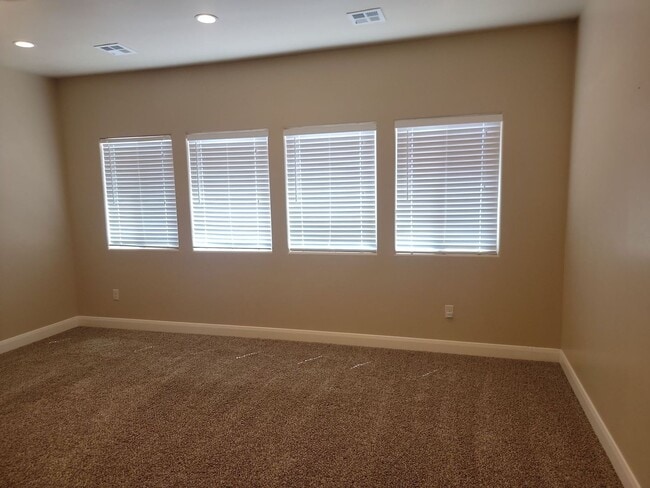 Building Photo - Gorgeous 6 Bedroom Home in Washington!