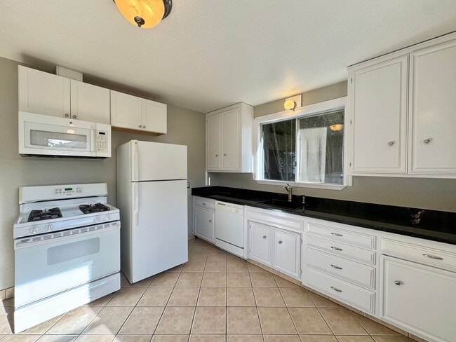 Building Photo - Spacious and Updated 1 Bedroom, 1 Bathroom...