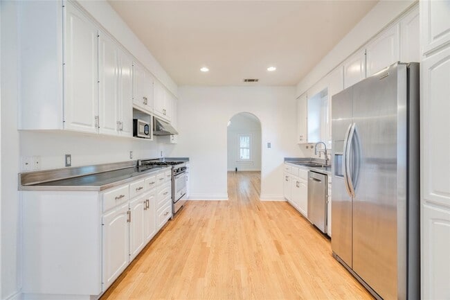 Building Photo - 512 E 49th St