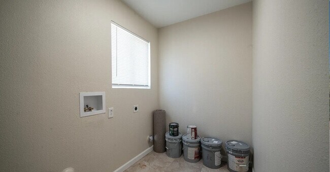 Building Photo - 5638 N 61st Ln
