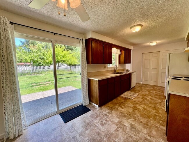 Building Photo - (#738) Duplex Near Squaxin Park - Water/Se...