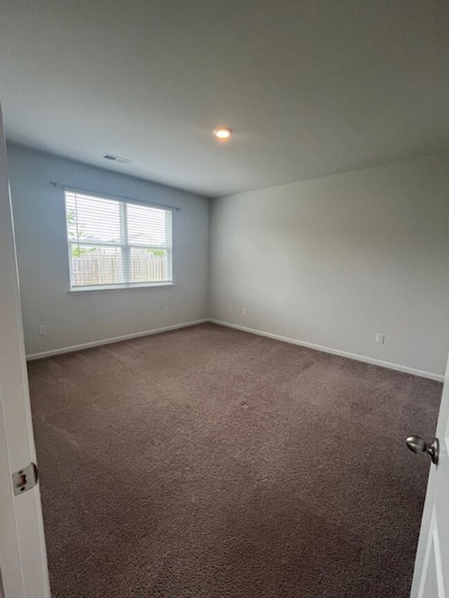 Building Photo - 3 Bedroom Home in Waterside Community of S...