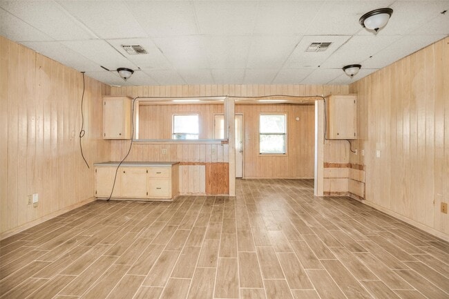 Building Photo - 601 S Cochran St