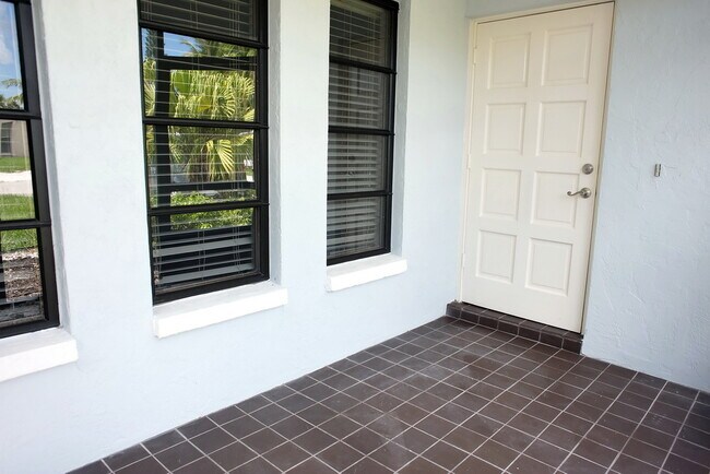 Building Photo - Annual Rental - 2 Bedroom + Den Home with ...