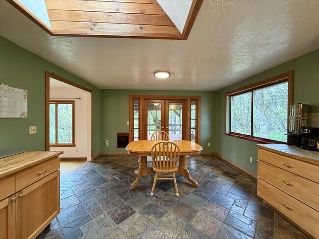 Building Photo - 9042 Monument Dr