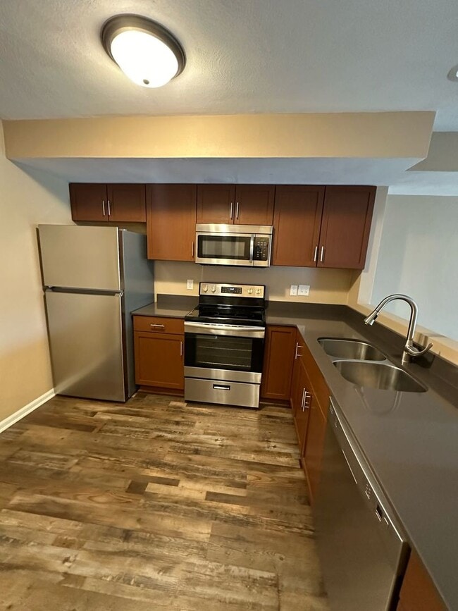 Building Photo - 2 Bedroom 1.5 Bath Spacious Townhome