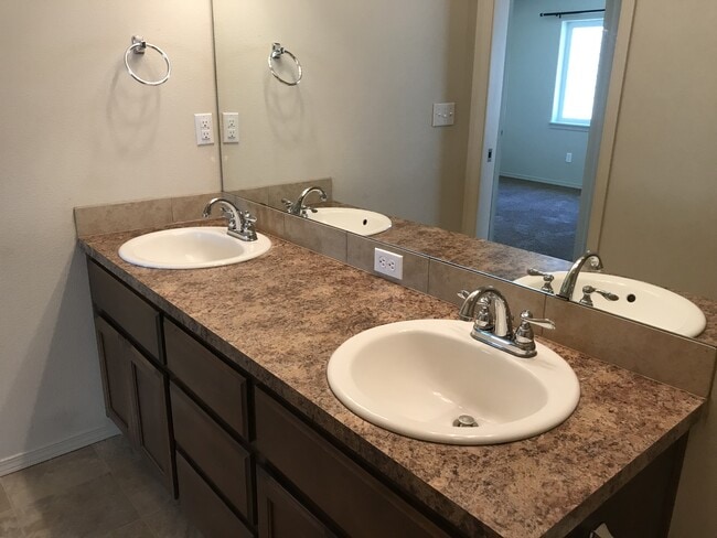 Building Photo - ONE MONTH FREE OF RENT!! Well Maintained, High Ceilings, Bonus Room, Great Location!