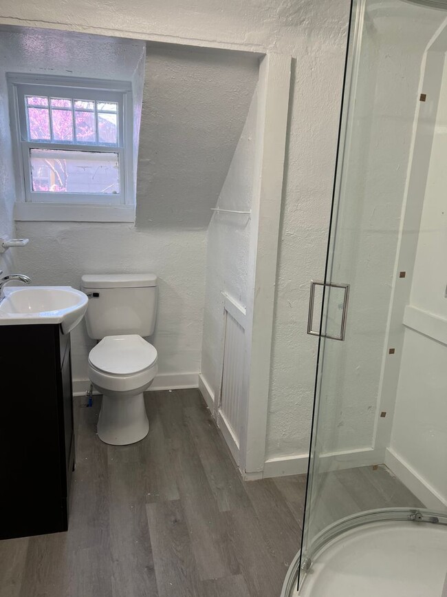 Building Photo - Recently Remodeled 3 bedroom 2 full bathro...