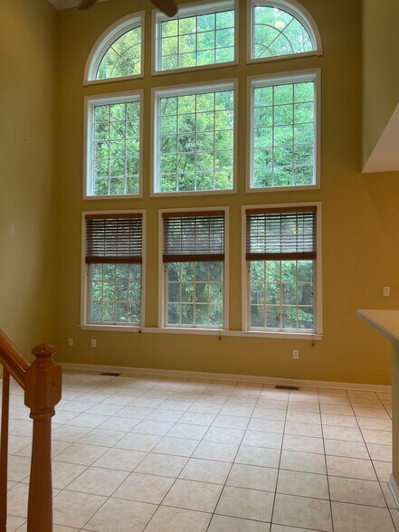 Building Photo - 75 Spring Hill Cir