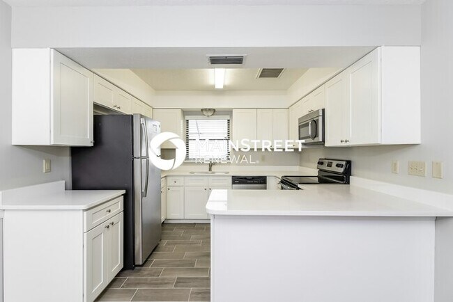 Building Photo - 2 Bedroom Pet-Friendly Home in Venice, FL with Main Street Renewal