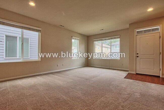 Building Photo - 3 Bed, 2.5 Bath Townhome with Upstairs Office or Tech Room