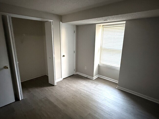 Building Photo - University Area Condo, 2 bd, 2bth