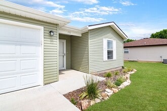 Building Photo - 3 bedroom 2 bath 2 Car Garage with fenced yard  for rent, Hollister, MO