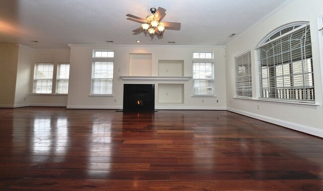 Building Photo - Harbourview Community