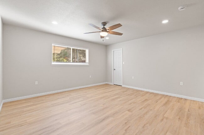 Building Photo - 3 Bed, 2 Bath Duplex (3rd bed is detached)