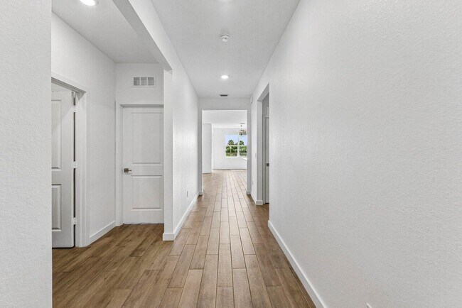 Building Photo - 2770 NE Breezeway Cir