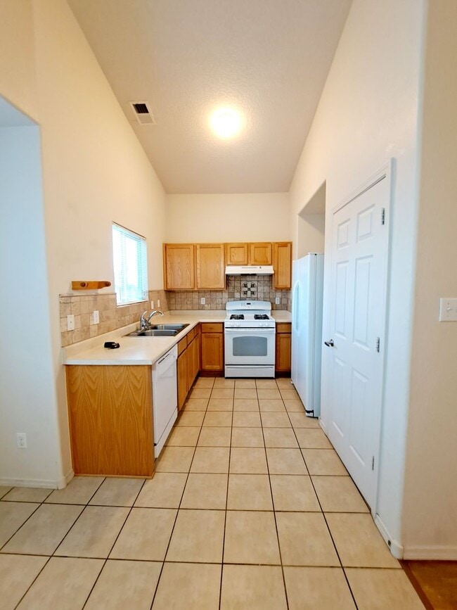 Building Photo - Cute 3 bed, 2 bath home in Huning Ranch