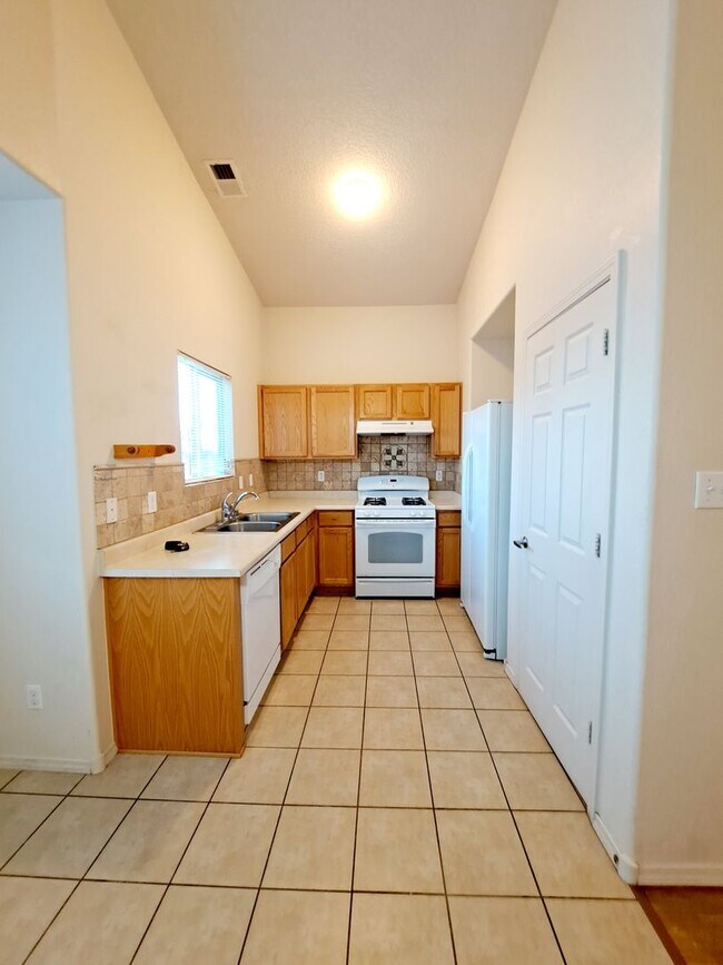 Building Photo - MOVE IN SPECIAL! 1/2 off 2nd months rent! Cute 3 bed, 2 bath home in Huning Ranch