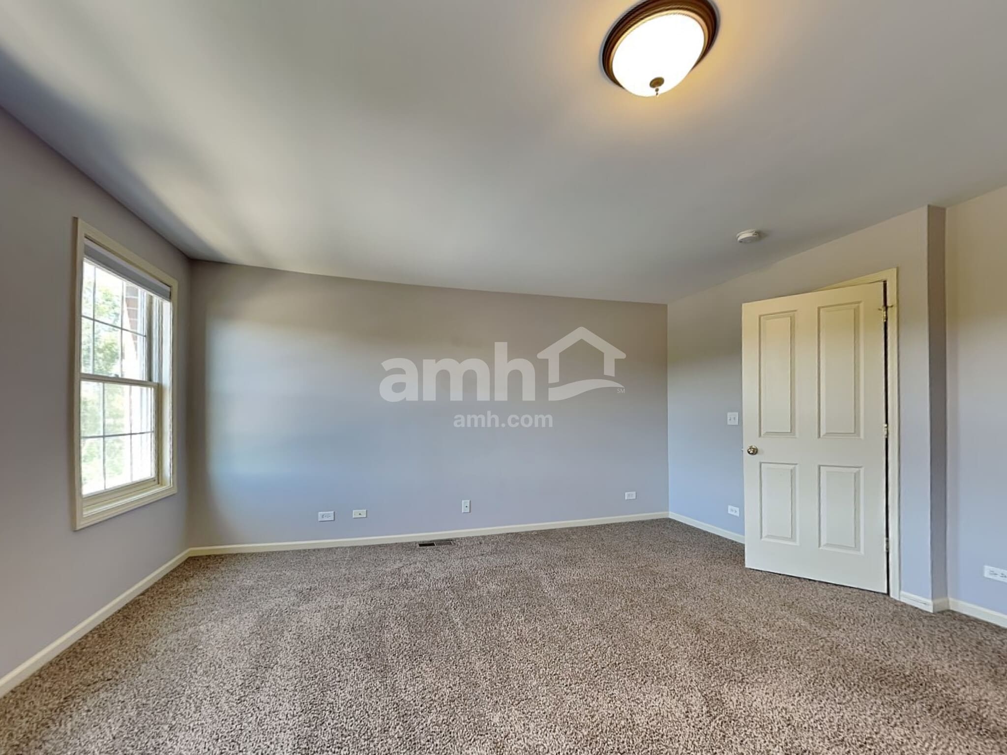 Building Photo - 576 N River St