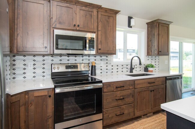 Building Photo - 4 Bed 3 Bath Single Family Home