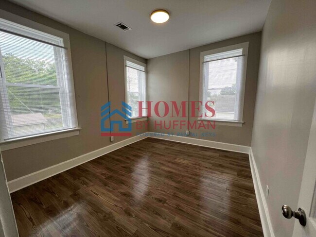 Building Photo - One Bedroom Apartment | Upstairs