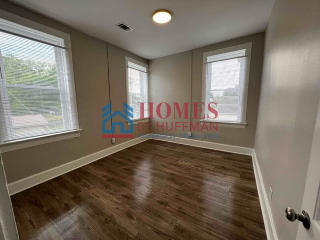Building Photo - One Bedroom Apartment | Upstairs | Move In...