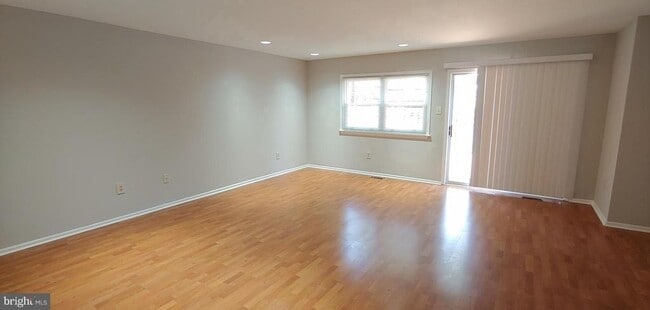 Building Photo - 25 Hamlet Dr